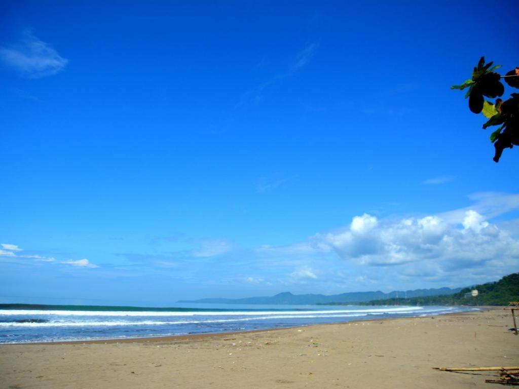 Augusta Pelabuhan Ratu Hotel Sukabumi Bagian luar foto