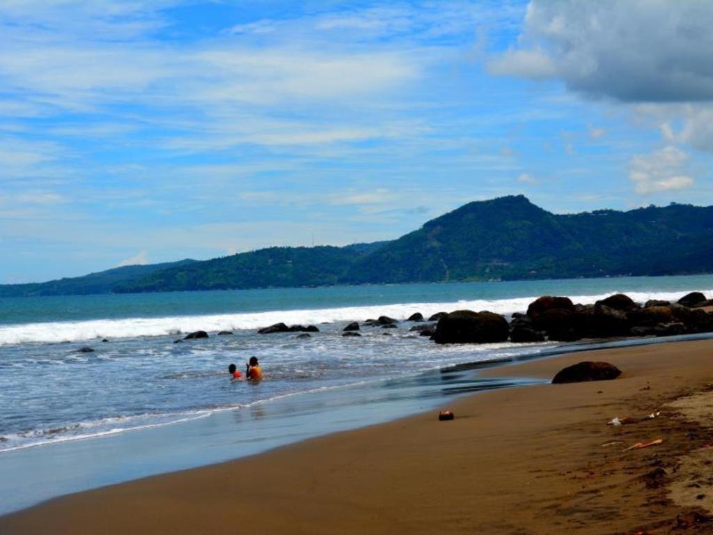 Augusta Pelabuhan Ratu Hotel Sukabumi Bagian luar foto